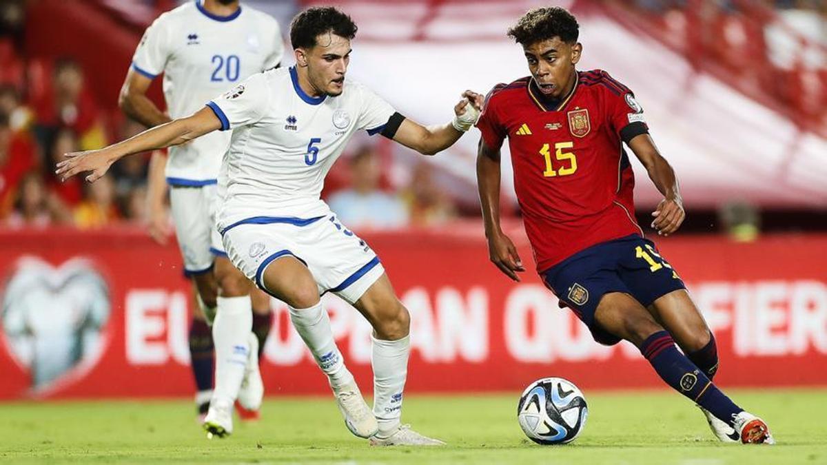 Lamine Lamal en acción en el partido entre España y Chipre de la fase de clasificación de la Eurocopa 2024.