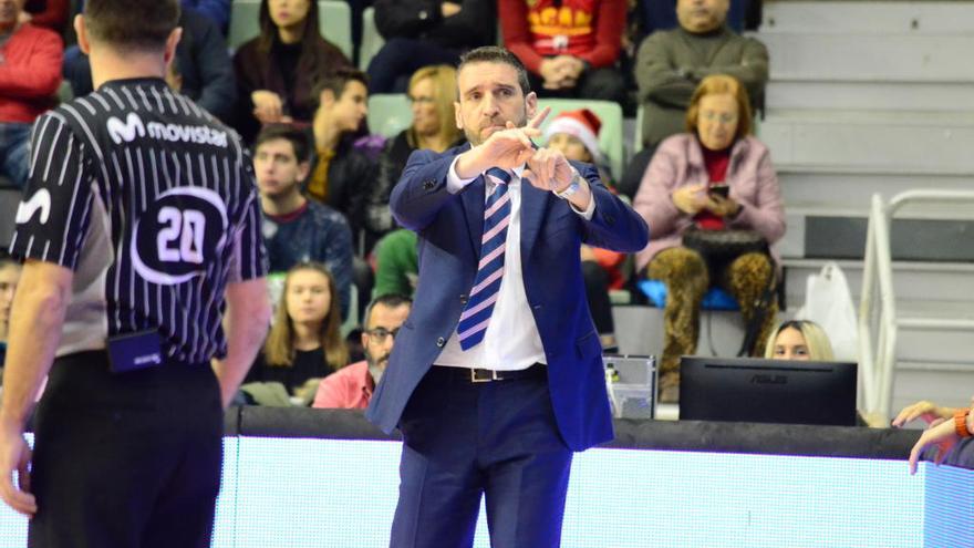 Ibon Navarro dirigiéndose a la mesa arbitral durante el partido ante Baskonia