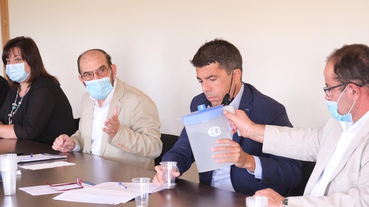 El presidente de la Diputación, Carlos Mazón, durante la reunión de ayer con la Junta Central de Usuarios.