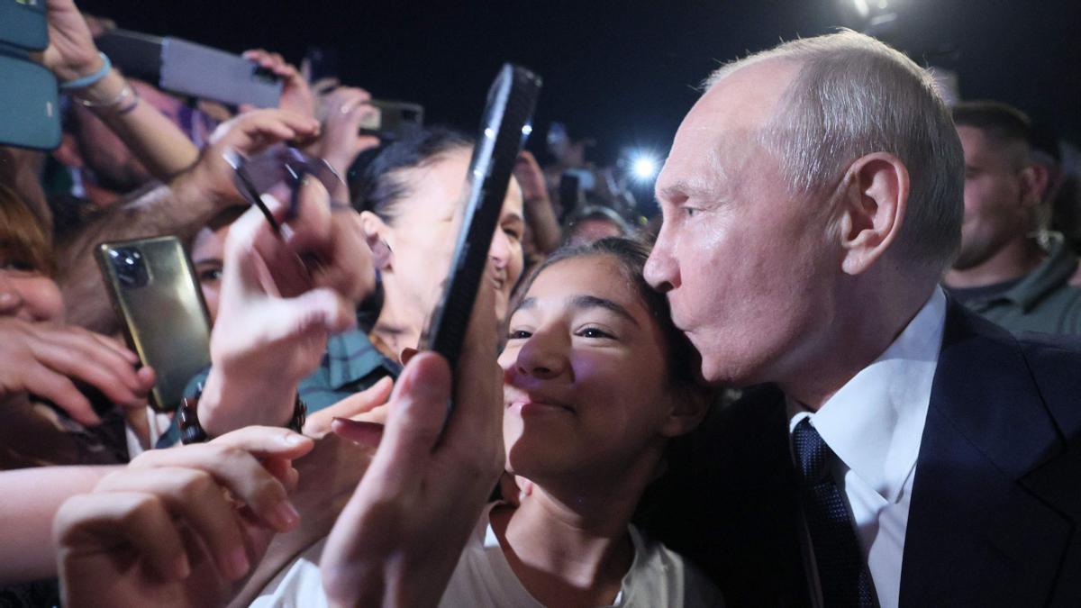 Banys de masses i ‘selfies’, el nou Putin en els 500 dies de l’ofensiva russa a Ucraïna