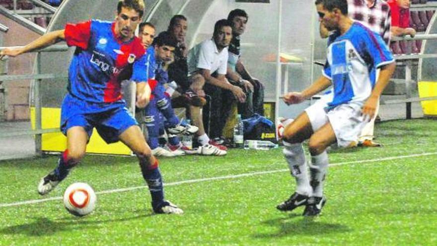 Dani Hevia intenta superar a un jugador del Avilés en un encuentro con el Langreo.