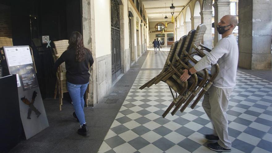 El bar Xibarri de Girona guardant les cadires de la terrassa el divendres al matí |