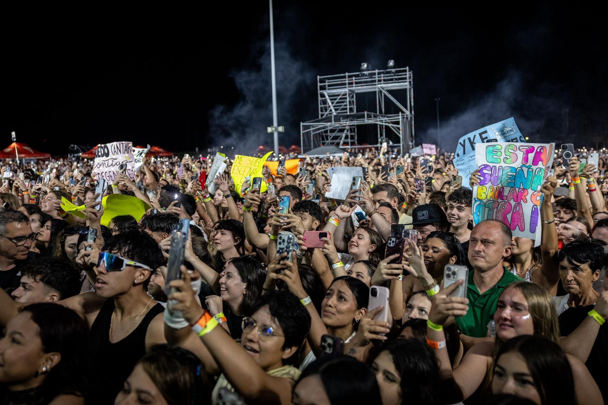 En imágenes | La Feria de Zaragoza se rinde al perreo con el reguetón de Myke Towers