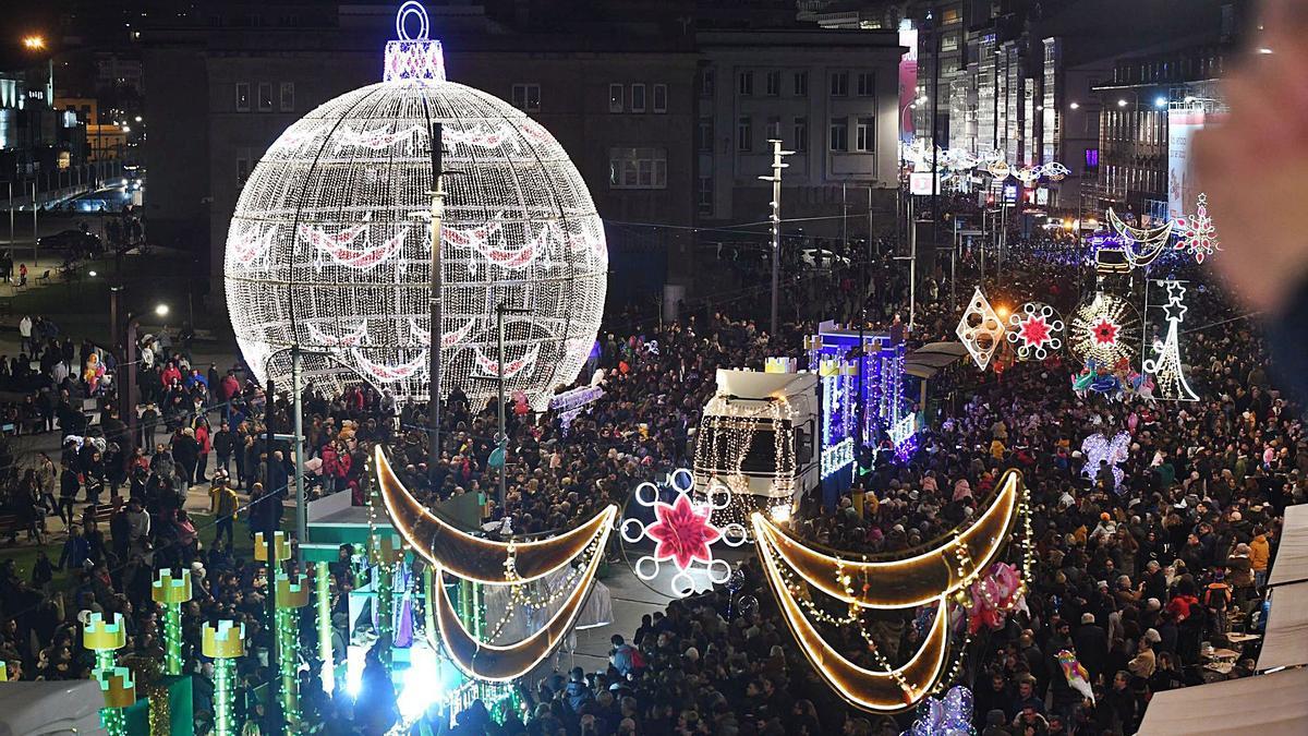 Cabalgata de Reyes a su paso por el centro de A Coruña, el año pasado.   | // CARLOS PARDELLAS