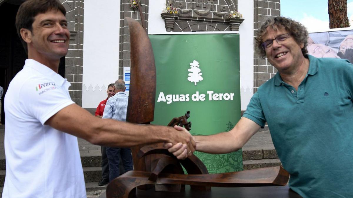José Ponce -izquierda- y Daniel Rodríguez, patrones del ‘Guanche’ y el ‘Minerva’, respectivamente, se saludan ayer en Teror. | | LP/DLP