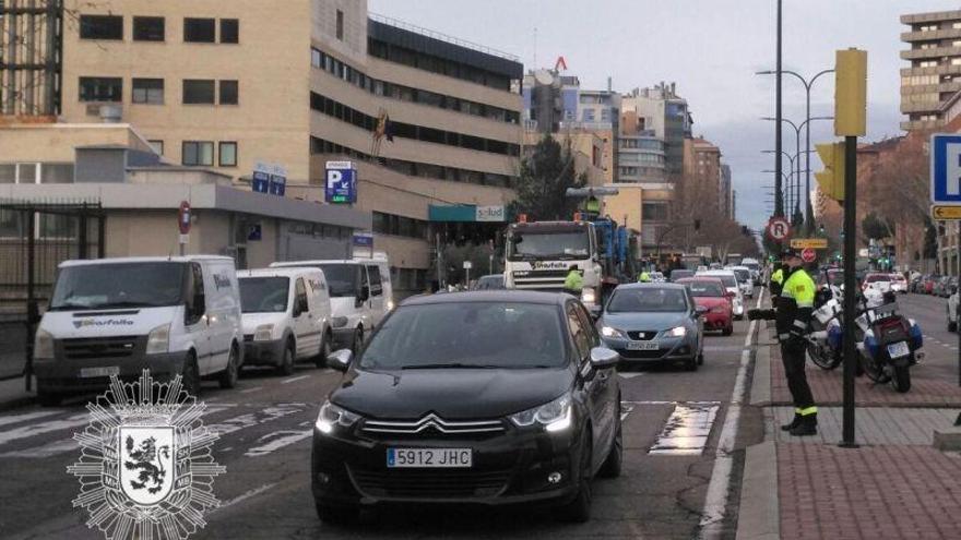 Retenciones en la avenida San Juan Bosco debido al asfaltado de la vía