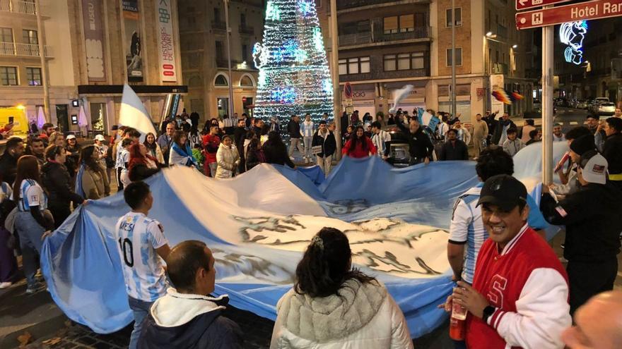 La Rambla va ser l’escenari de la celebració de l’afició argentina a Figueres.