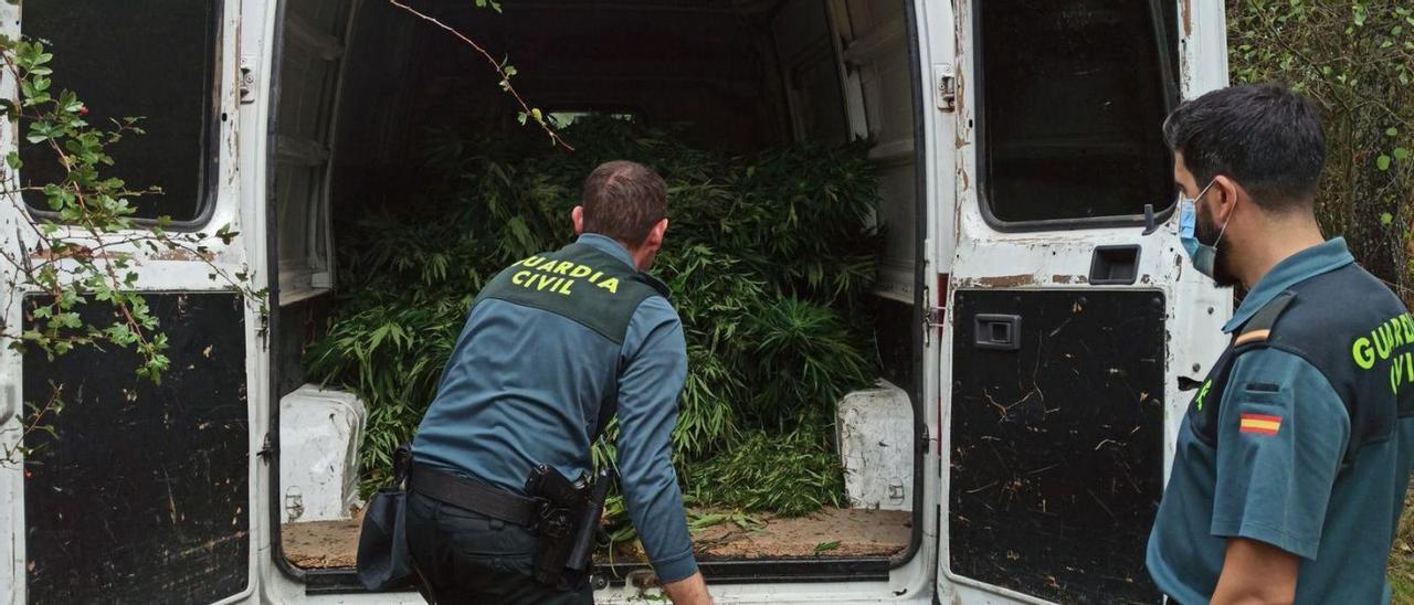 Dos agentes del instituto armado, tras una incautación de marihuana.