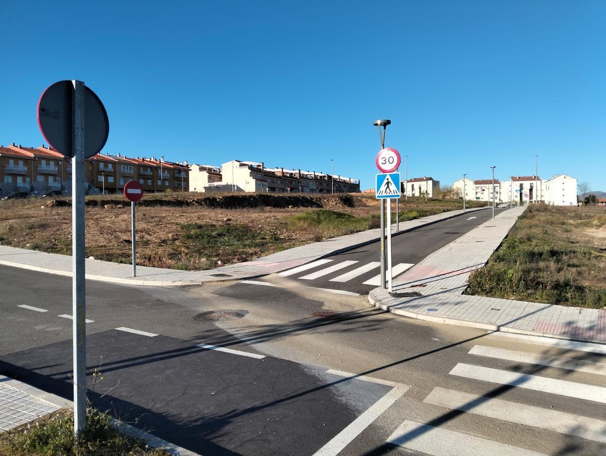 Zona donde se levantarán viviendas, en la urbanización La Mazuela II de Plasencia.