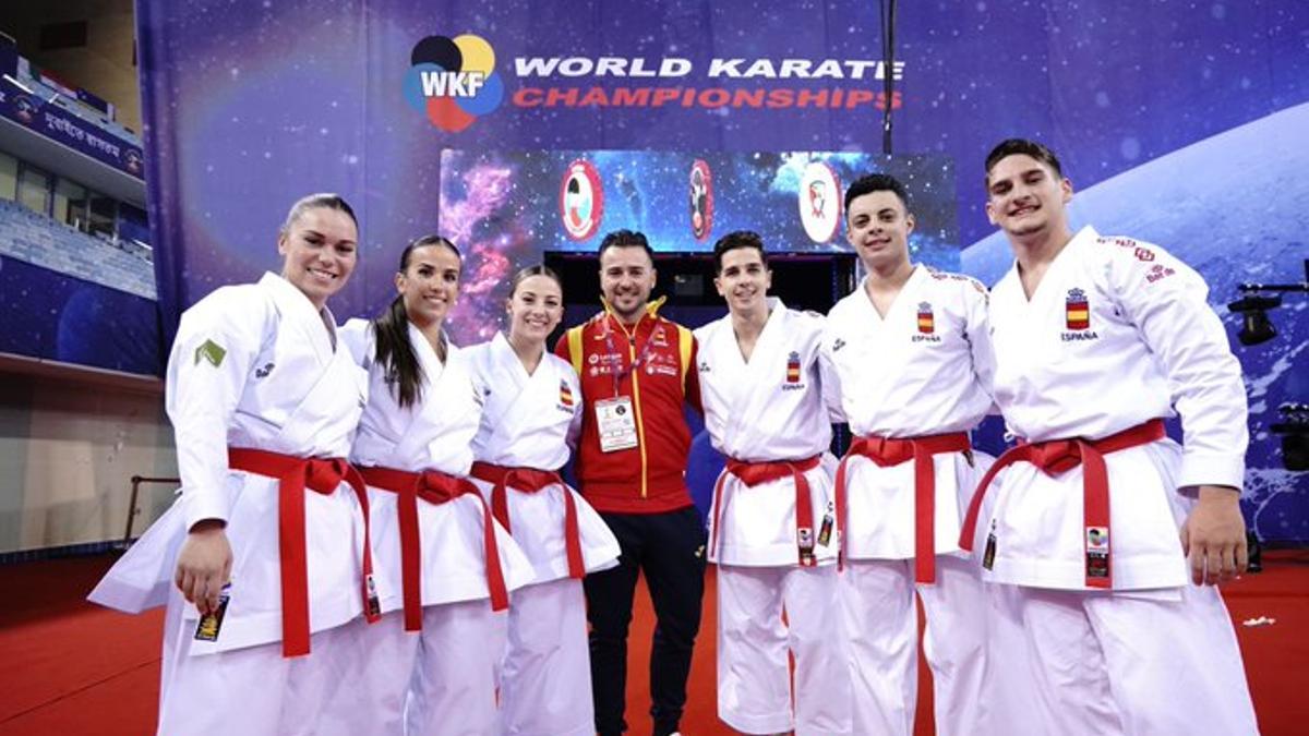 Raquel Roy, segunda por la izquierda, con el equipo femenino y masculino de kata en Dubai.