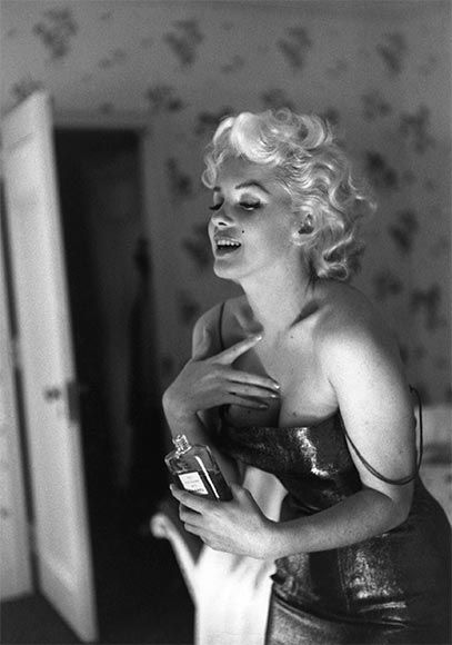 Marylin, echándose sus gotas de Nº5.