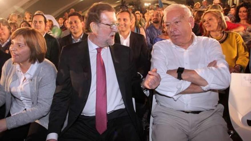 La líder regional del PP, Isabel Bonig, con Rajoy y el candidato por Alicante García-Margallo, ayer en Valencia.