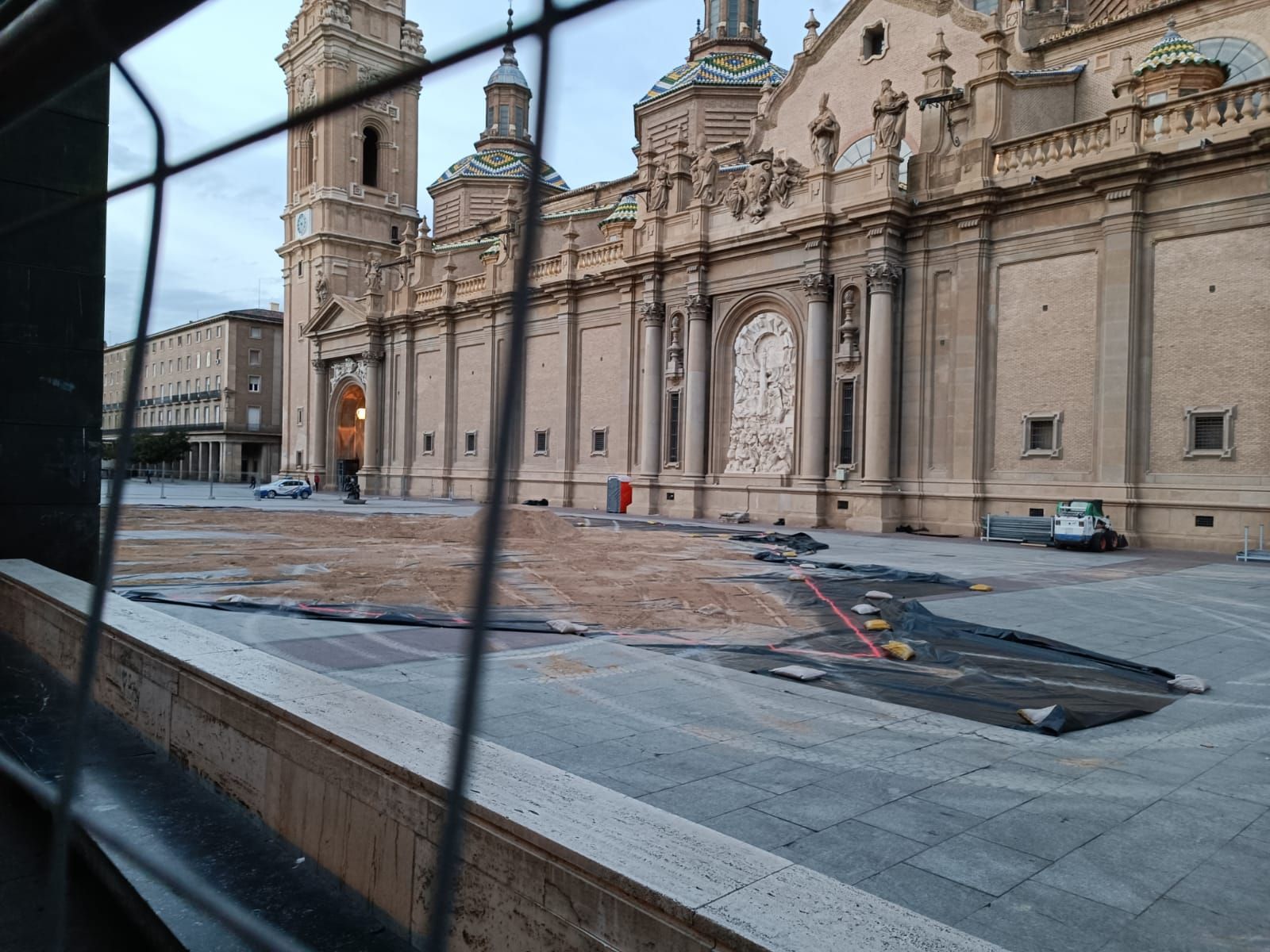 Arranca el montaje del Belén gigante de la plaza del Pilar