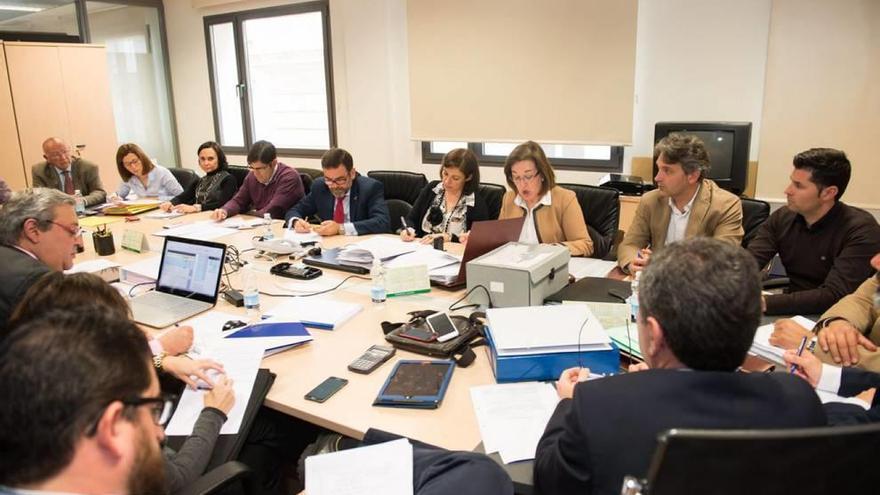 Reunión de la comisión de seguimiento del agua en la que participaron López y Castejón.