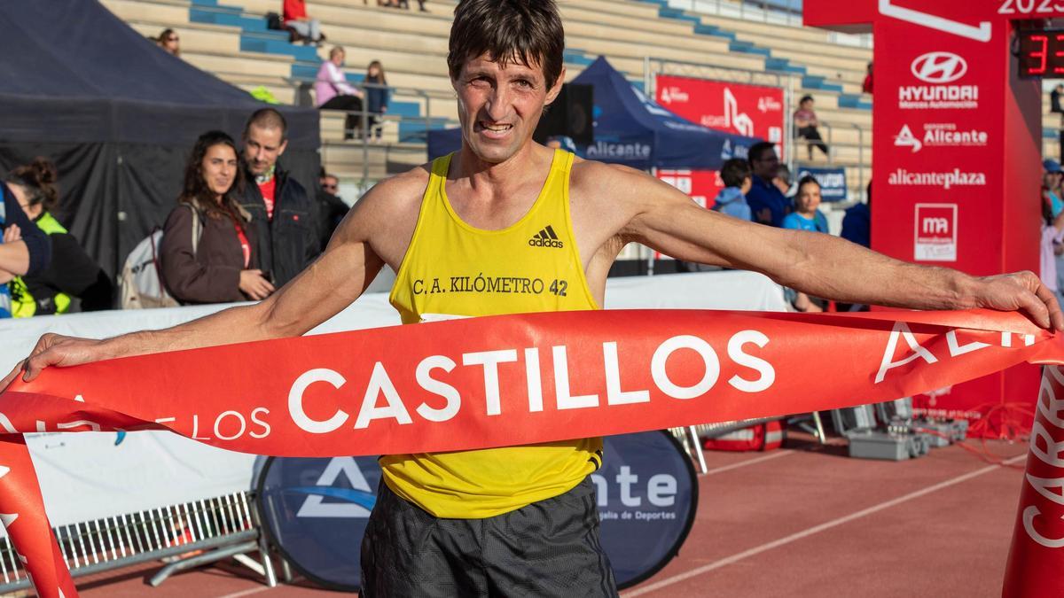 Andrés Micó, ganador del 10K de la Carrera de los Castillos de Alicante.