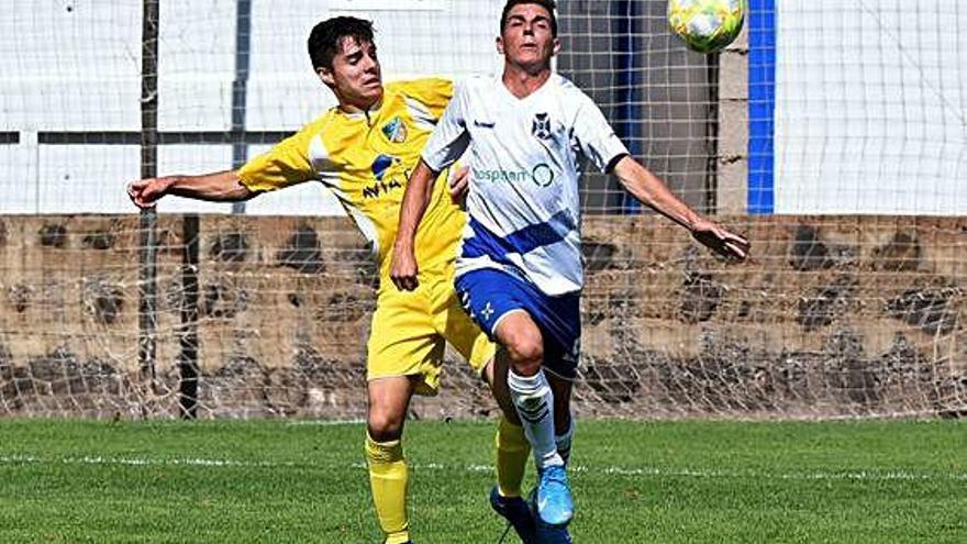 Alejo, del San Fernando, intenta evitar que un jugador del Tenerife B controle el balón.