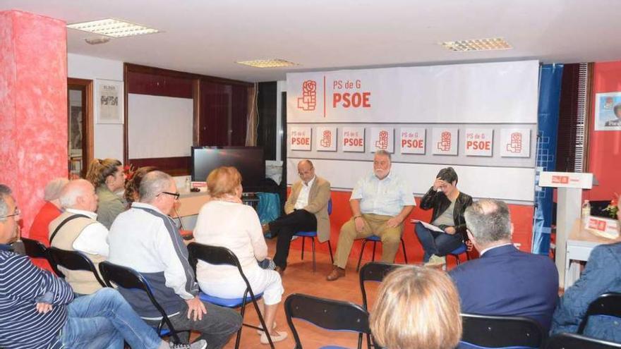 Alfredo Iglesias, entre Abel Losada y Patricia Vilán, en la sede del PSOE cangués. // G.N.