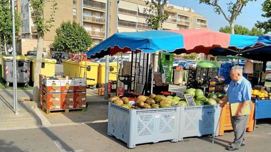 Els contenidors del punt verd se situen just al darrere d&#039;una de les parades del mercat setmanal