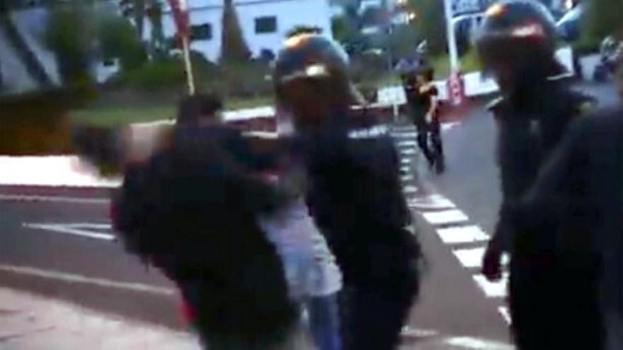La Policía golpea a un manifestante en el pregón del ministro Soria en Telde