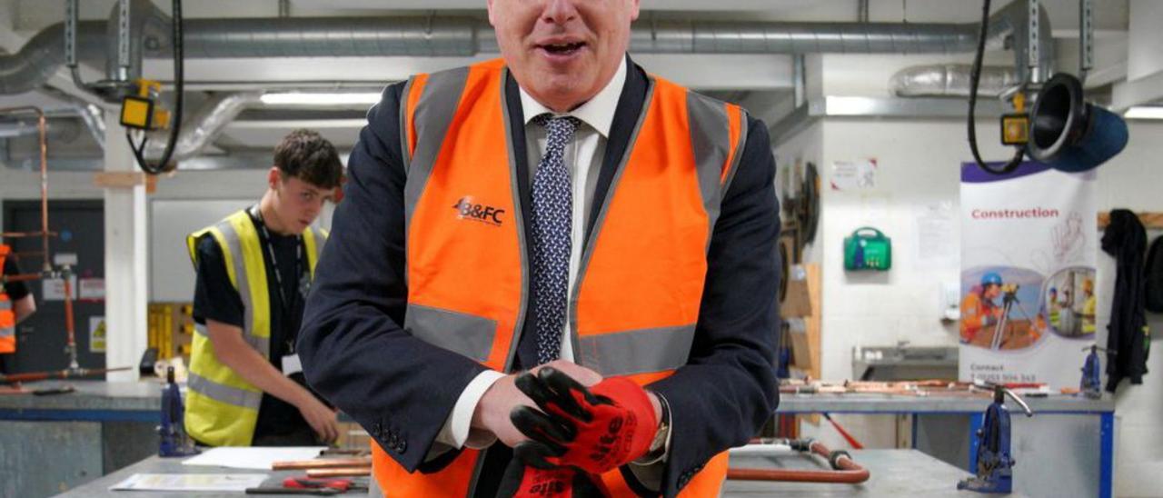 Boris Johnson dijous en una visita a una empresa. | REUTERS