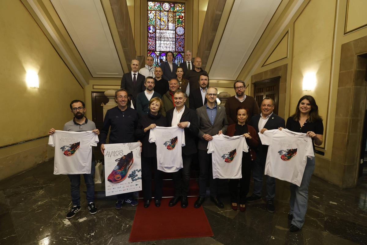 En primera línea, por la izquierda, David García, concejal; Jorge García, director de competiciones de la Federación Española de Triatlón; Mariví Monteserín, alcaldesa de Avilés; Jorge Suárez, alcalde de Gozón, Juan Carlos Guerrero, concejal de Deportes; Ana Solís, concejala de Vivienda; Pelayo García, concejal de Movilidad; y Raquel Ruiz, concejala de Hacienda.