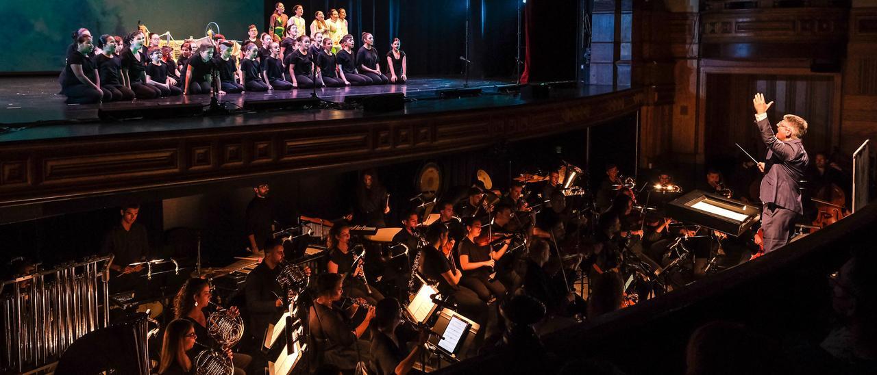 Una momento de la representación del musical ‘Casamundo: entre el mar y la folía’, con el director José Brito, en el teatro Pérez Galdós