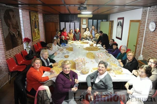 Los vecinos de San Antón preparan su día.