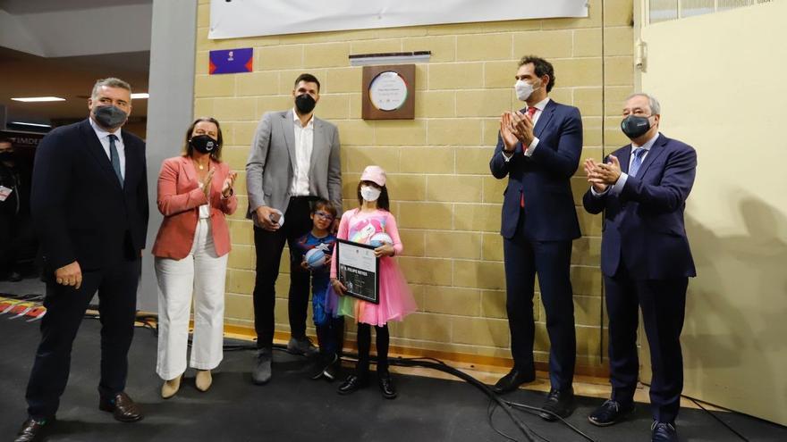 Felipe Reyes, tras descubrir la placa que lleva su nombre.