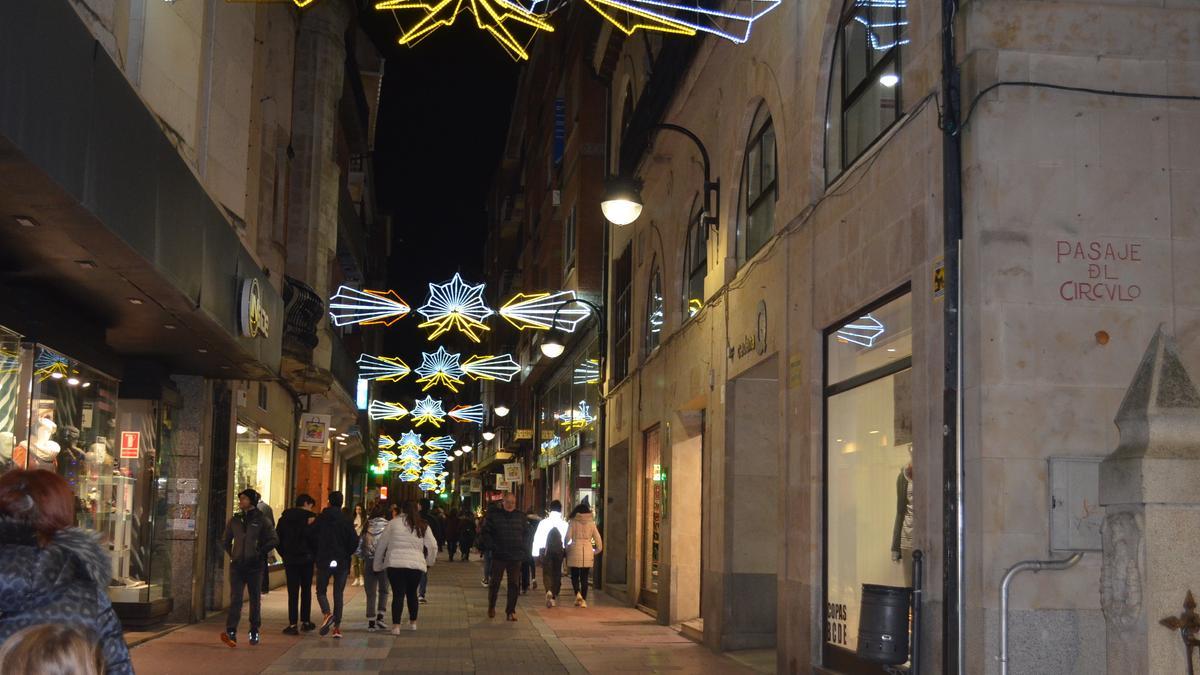 La calle La Rúa de Benavente en las fiestas navideñas, antes de la pandemia. / E .P.