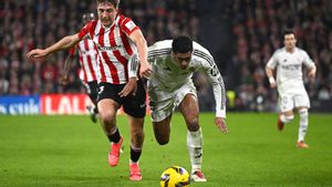 Athletic Bilbaos Mikel Jauregizar, left, challenges Real Madrids Jude Bellingham during the Spanish La Liga soccer match between Athletic Bilbao and Real Madrid at the San Mames stadium in Bilbao, Spain, Wednesday, Dec. 4, 2024. (AP Photo/Miguel Oses). EDITORIAL USE ONLY/ONLY ITALY AND SPAIN