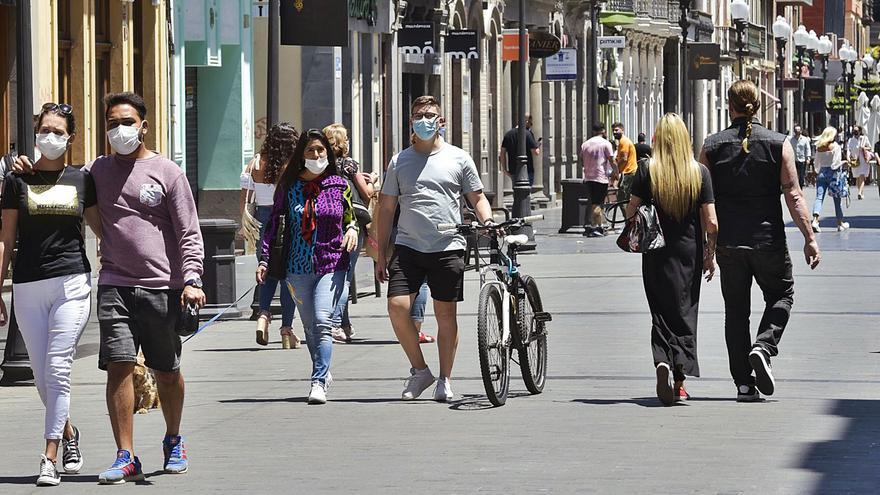 Los contagios de Covid-19 se reducen a la mitad en cinco meses en Canarias