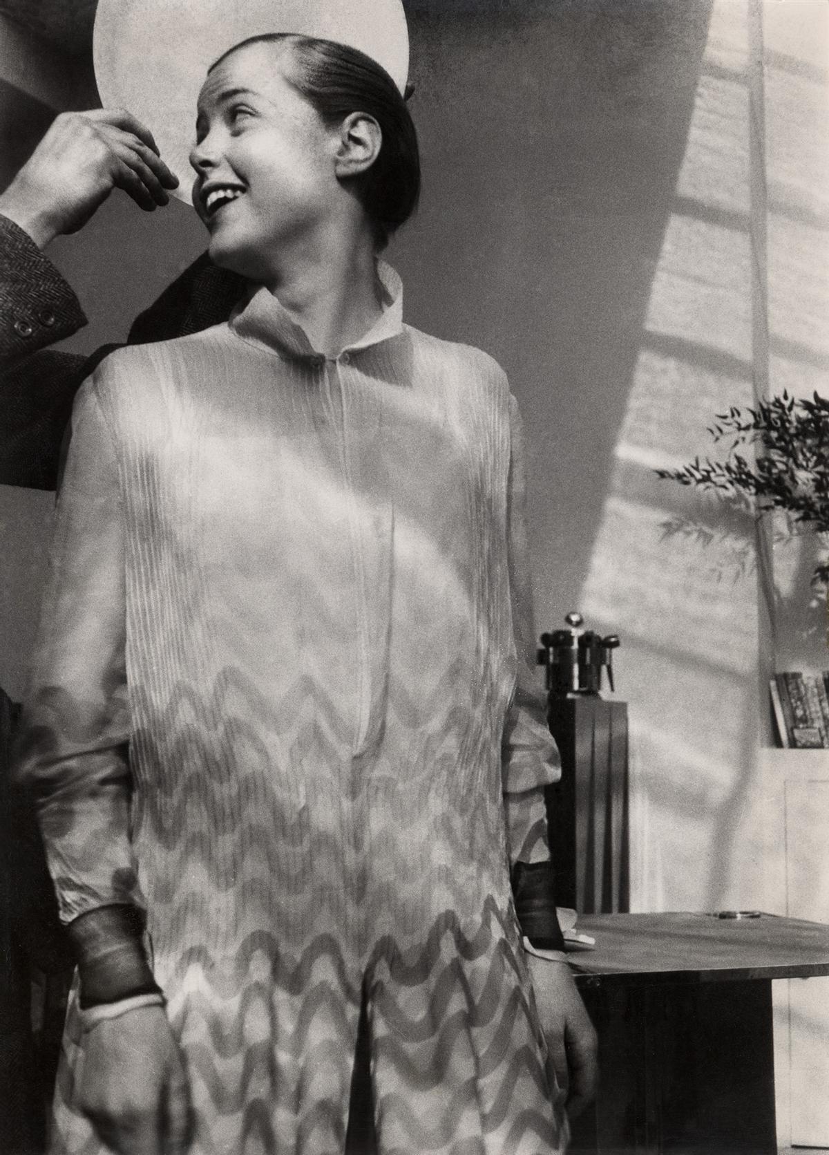 Charlotte Perriand con las manos de Le Corbusier sosteniendo un plato a modo de aureola, 1928.