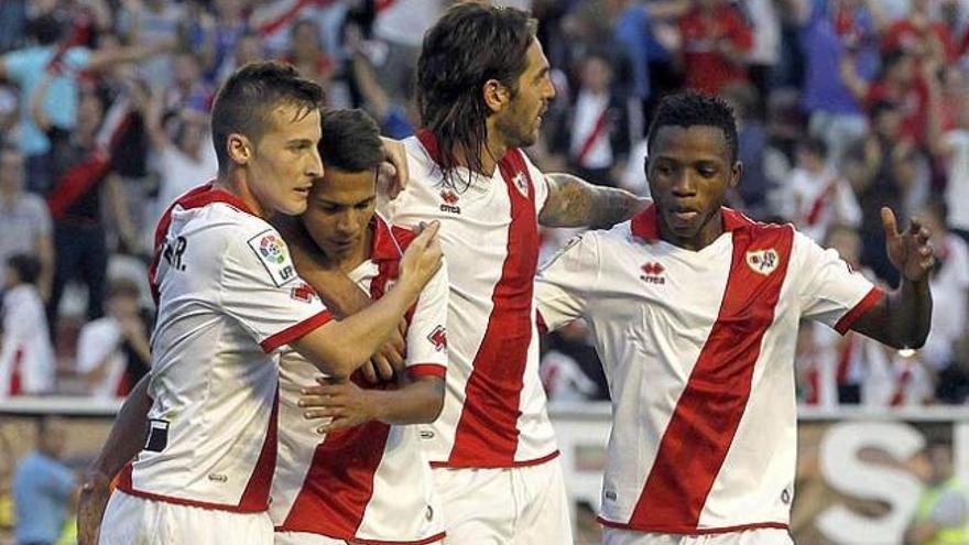 Los jugadoers del Rayo celebran el gol de Viera.