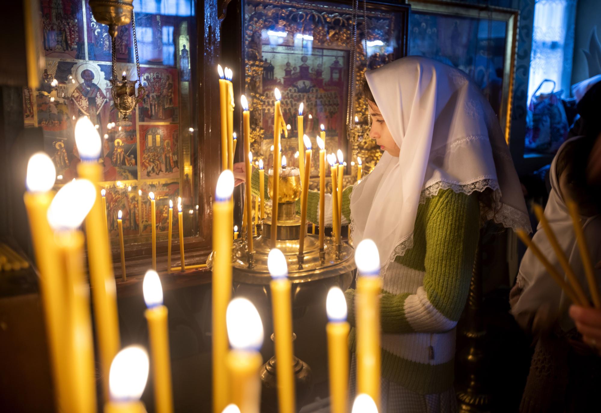 Servicio de Navidad ortodoxo en una iglesia en Chisinau