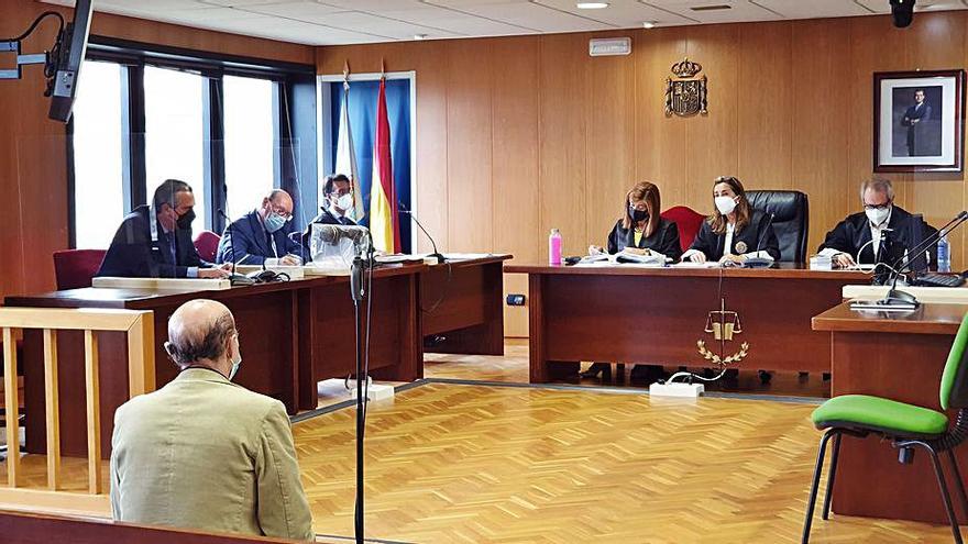 El acusado, ayer, durante el juicio en la Audiencia.   | // MARTA G. BREA