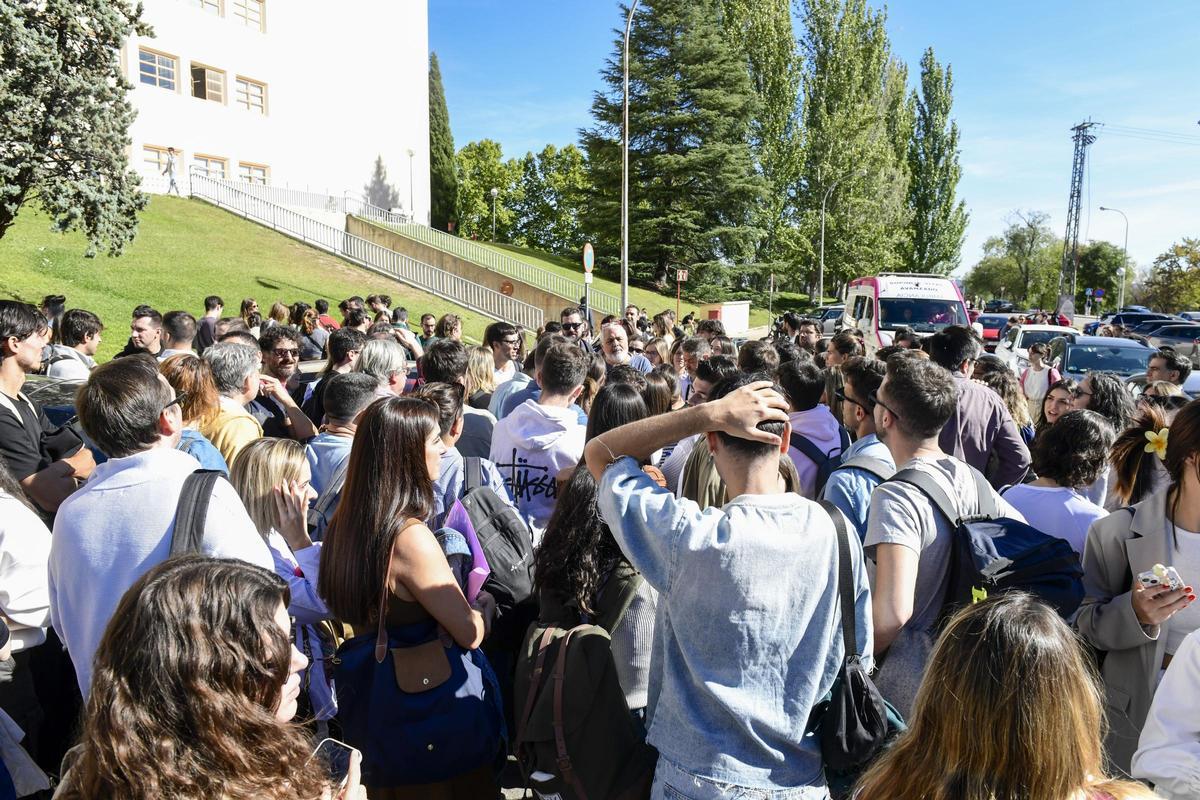 Aspirantes a un puesto fijo de informador en RTVE, a las puertas de la Facultad de Económicas de Somosaguas, en Madrid.
