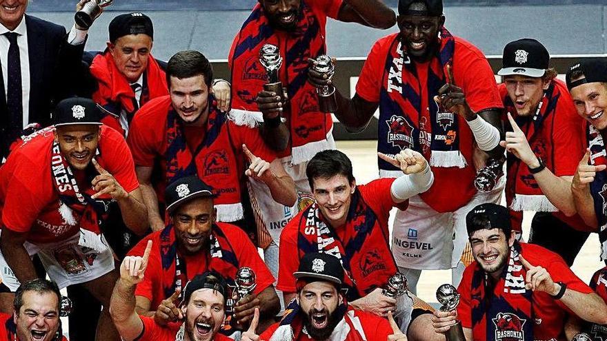 Els jugadors del Baskonia celebrant el títol de Lliga ahir a València.