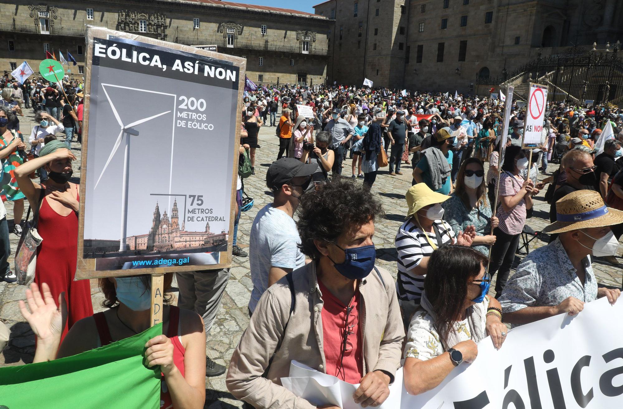 Una multitudinaria marcha recorre Santiago para exigir "un nuevo modelo eólico" y la paralización de proyectos