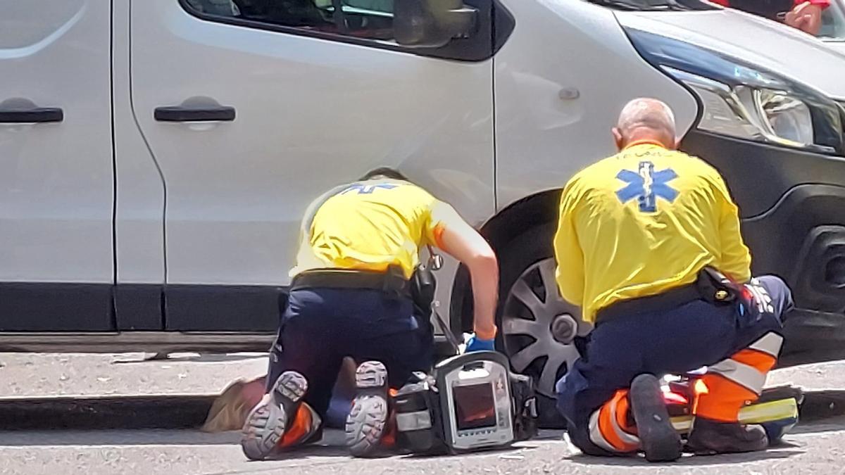 Una mujer es atropellada en la esquina de la c/ Diputació con la c/ Aribau quedando atrapada debajo la furgoneta