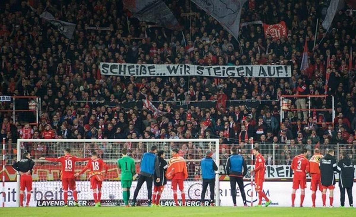 Pancarta de los aficionados del Union Berlin en contra del ascenso.