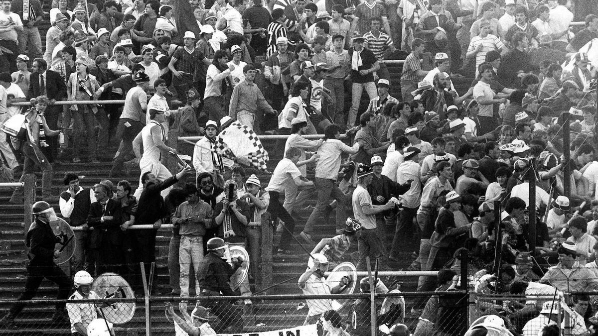 Disturbios en la grada del estadio de Heysel, en Bruselas, en 1985 que causaron al muerte de 39 personas.