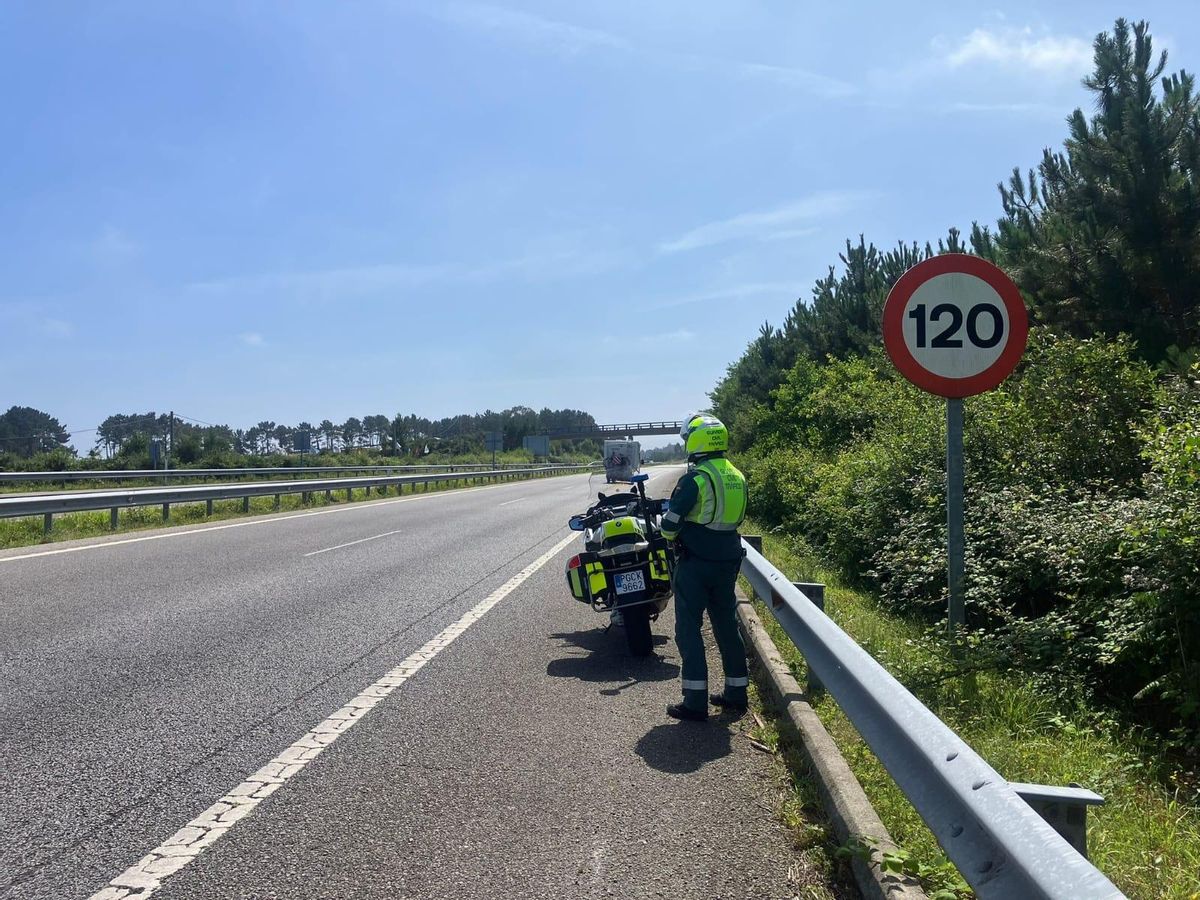 Un agente de la Guardia Civil en la Autovía del Cantábrico.