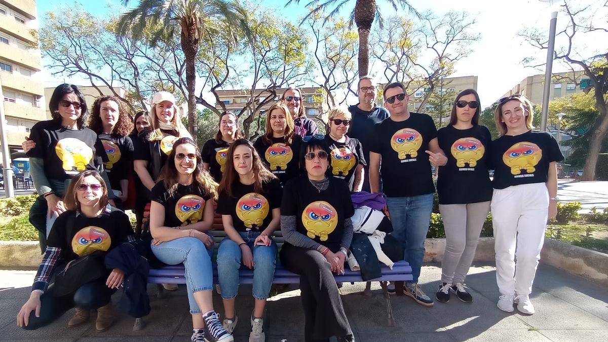 Trabajadoras y trabajadores de Servicios Sociales de Xirivella, en un almuerzo de protesta frente al ayuntamiento