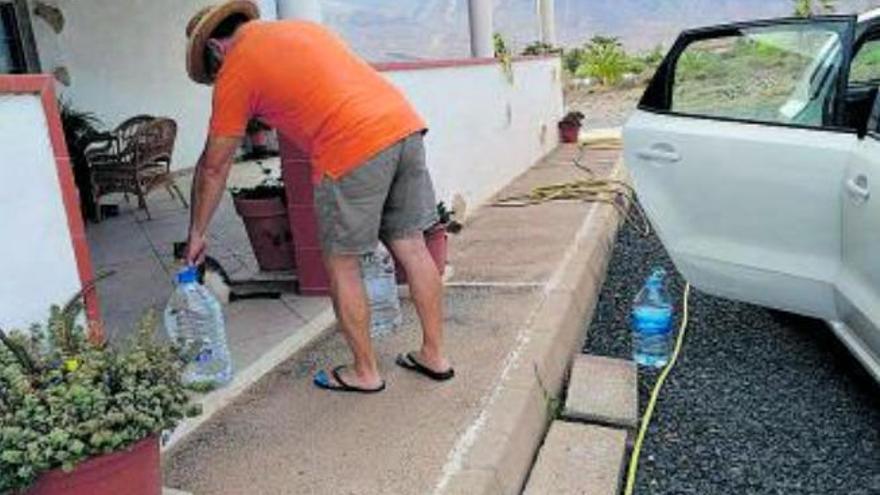 Un vecino del Sur de la isla con garrafas de agua por el corte del suministro.