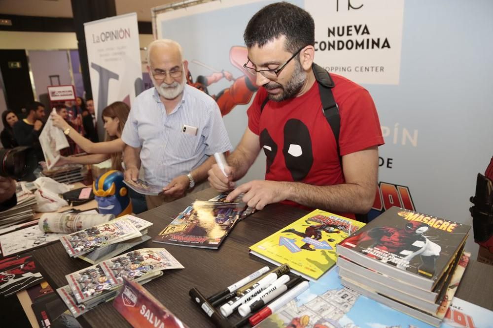 Salva Espín firma cómics de Deadpool con La Resistencia en Nueva Condomina