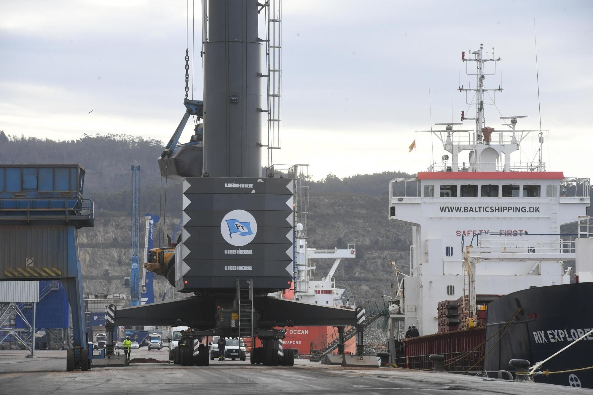 Atraca en el puerto exterior un carguero que navega con propulsión eólica