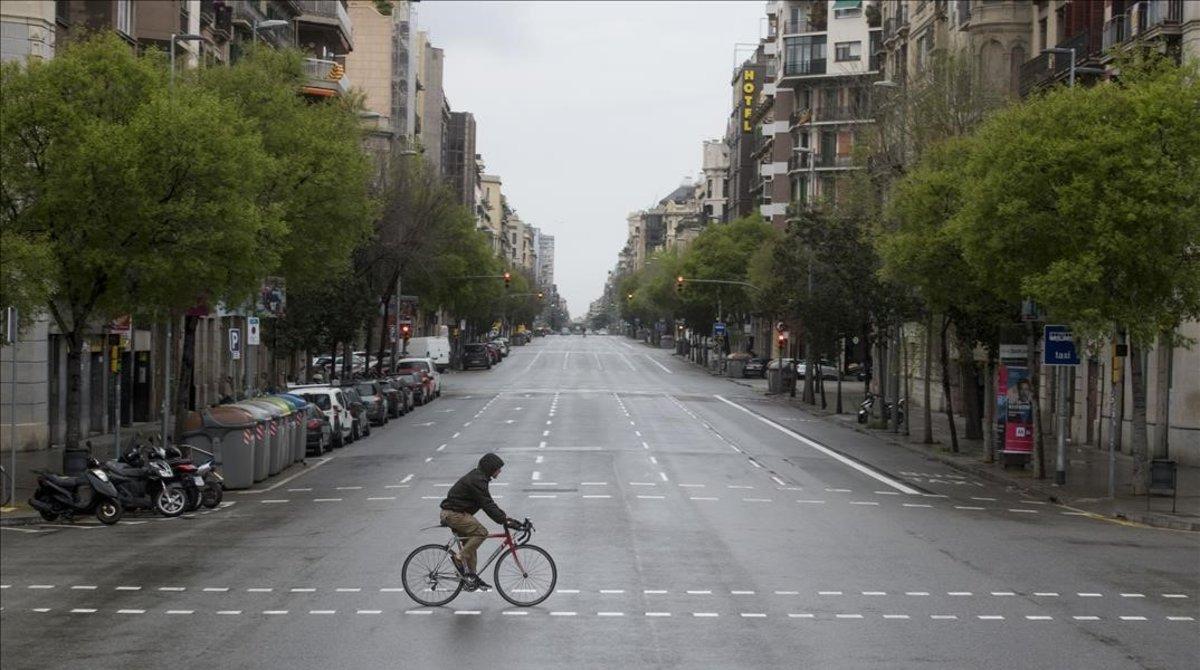 zentauroepp52972839 barcelona      30 03 2020    sociedad   un ciclista cruza un200330211908