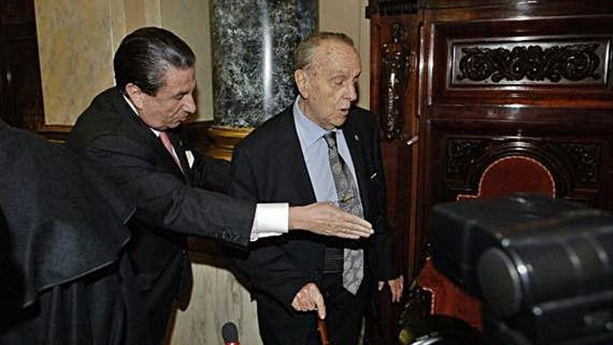 Fraga con el exalcalde Vázquez en María Pita en 2006 cuando fue investido Caballero de la Orden de María Pita.