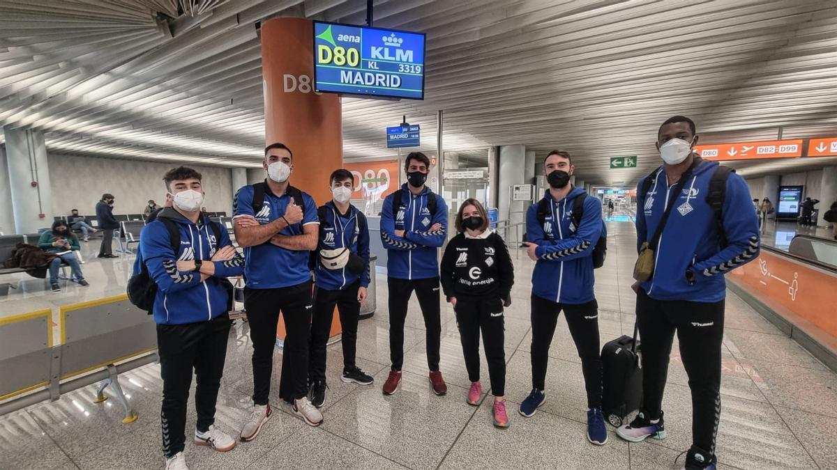 Parte de la expedición mallorquina antes de embarcar hacia su escala en Madrid.