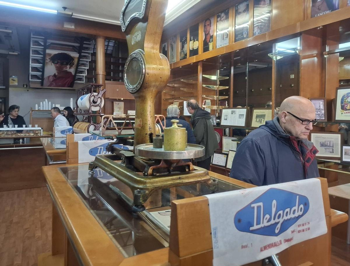 Exposición de la Pastelería Delgado en calle Real.